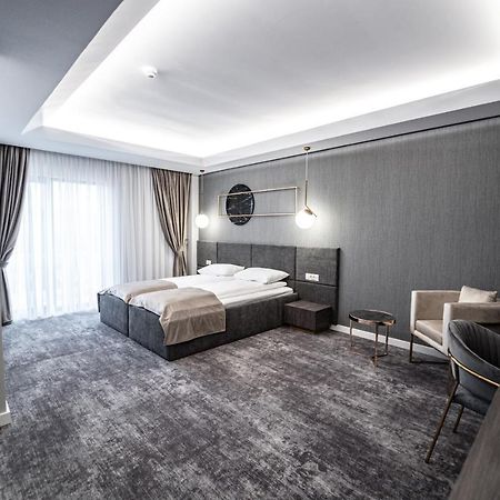 Caprice Complex Hotel Bacau Bagian luar foto