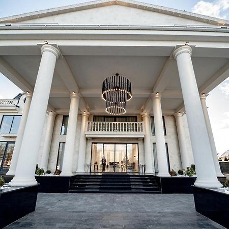 Caprice Complex Hotel Bacau Bagian luar foto