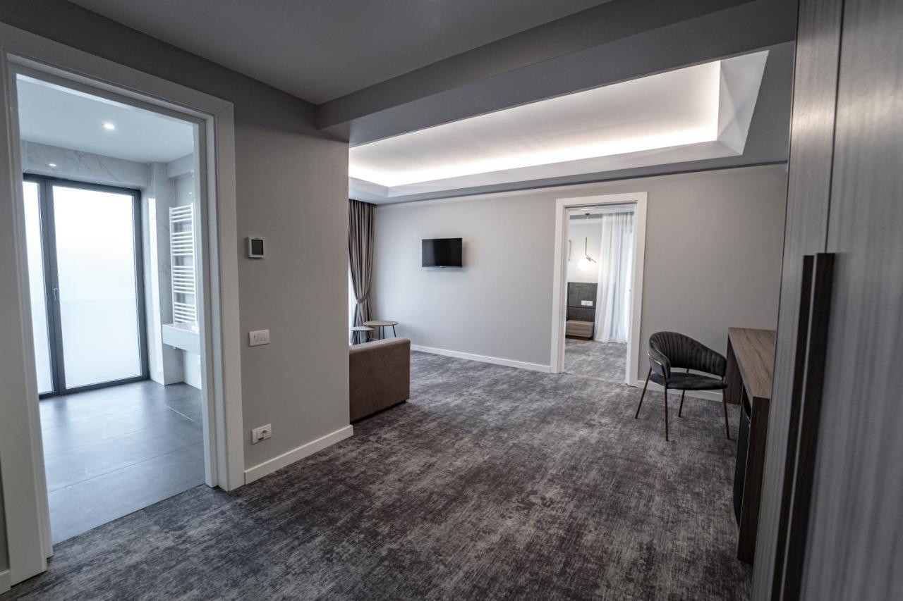 Caprice Complex Hotel Bacau Bagian luar foto