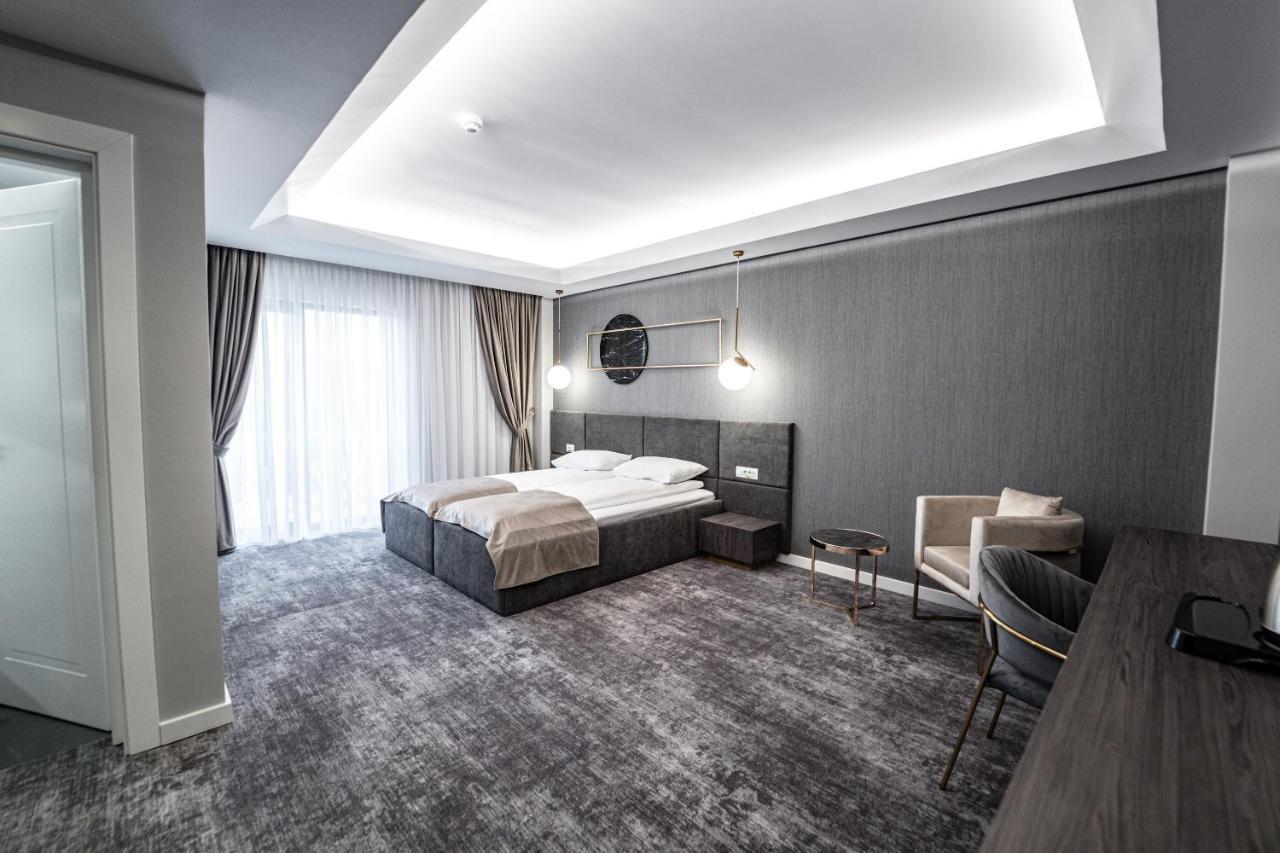 Caprice Complex Hotel Bacau Bagian luar foto