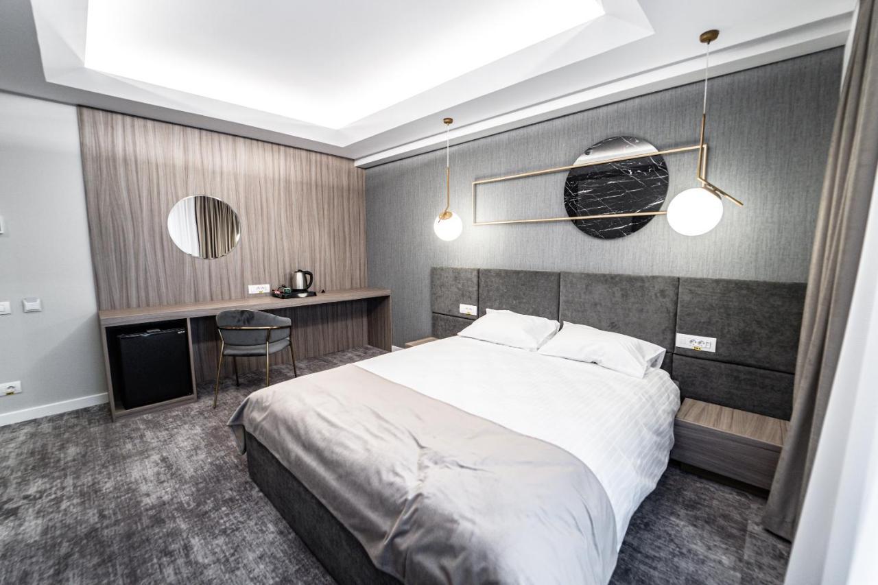 Caprice Complex Hotel Bacau Bagian luar foto