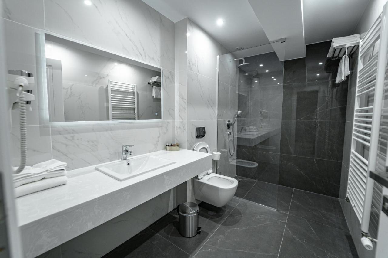 Caprice Complex Hotel Bacau Bagian luar foto