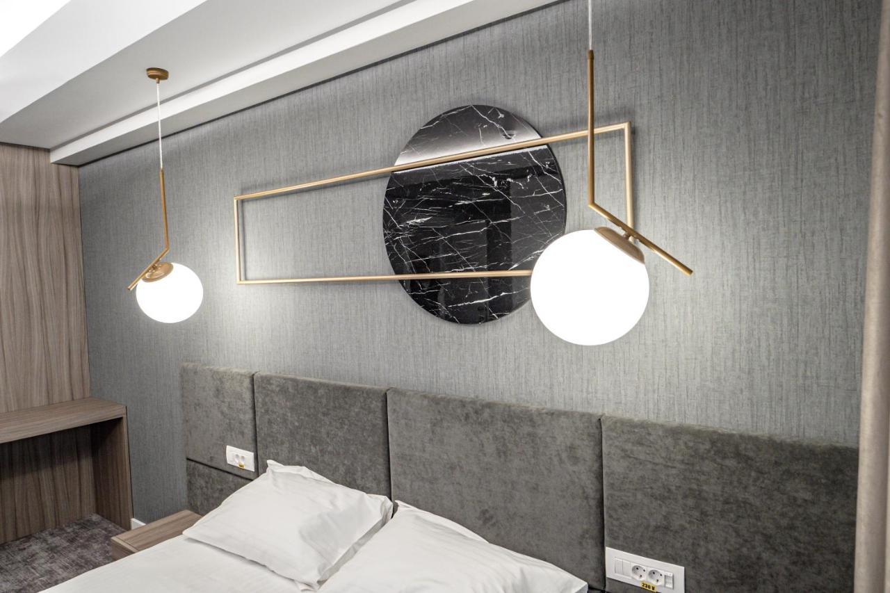 Caprice Complex Hotel Bacau Bagian luar foto