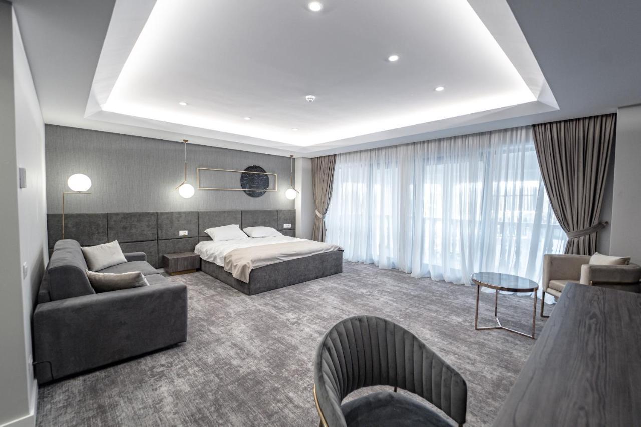 Caprice Complex Hotel Bacau Bagian luar foto