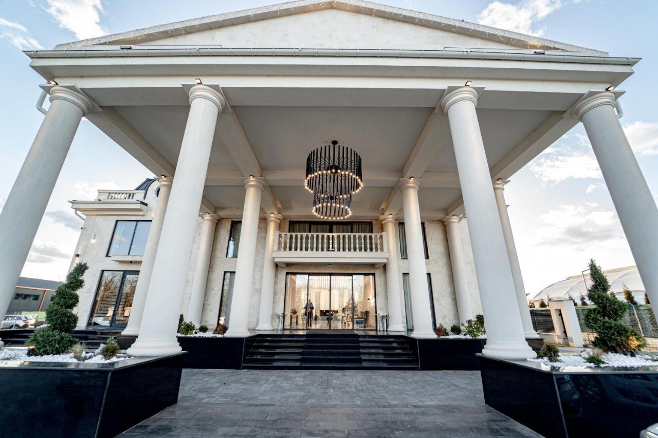 Caprice Complex Hotel Bacau Bagian luar foto