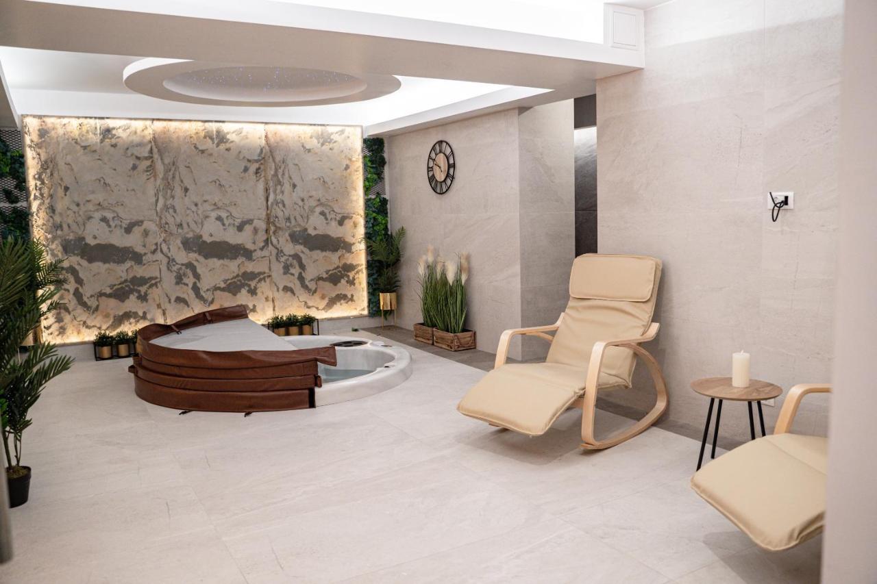 Caprice Complex Hotel Bacau Bagian luar foto