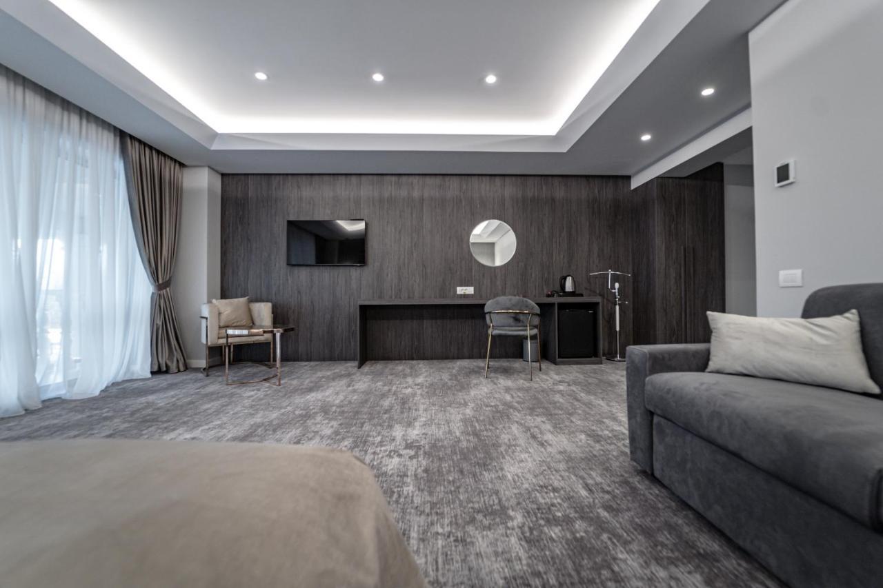 Caprice Complex Hotel Bacau Bagian luar foto