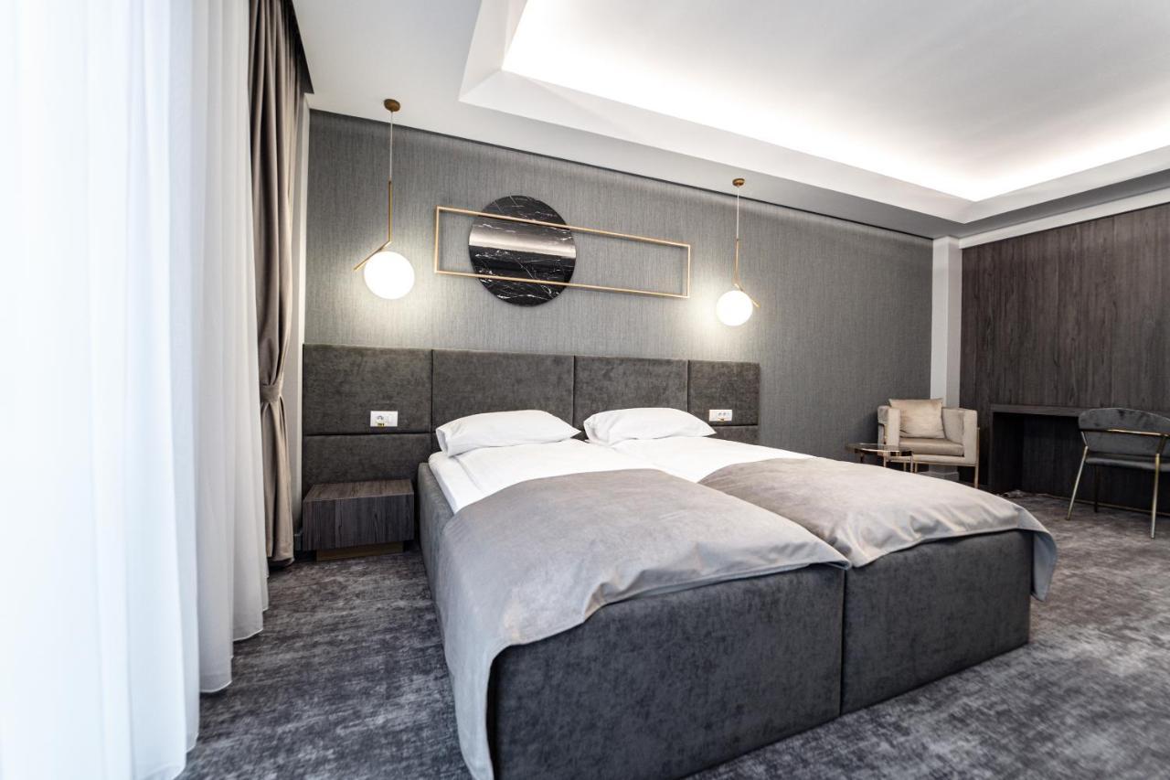 Caprice Complex Hotel Bacau Bagian luar foto