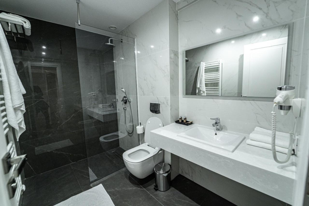 Caprice Complex Hotel Bacau Bagian luar foto