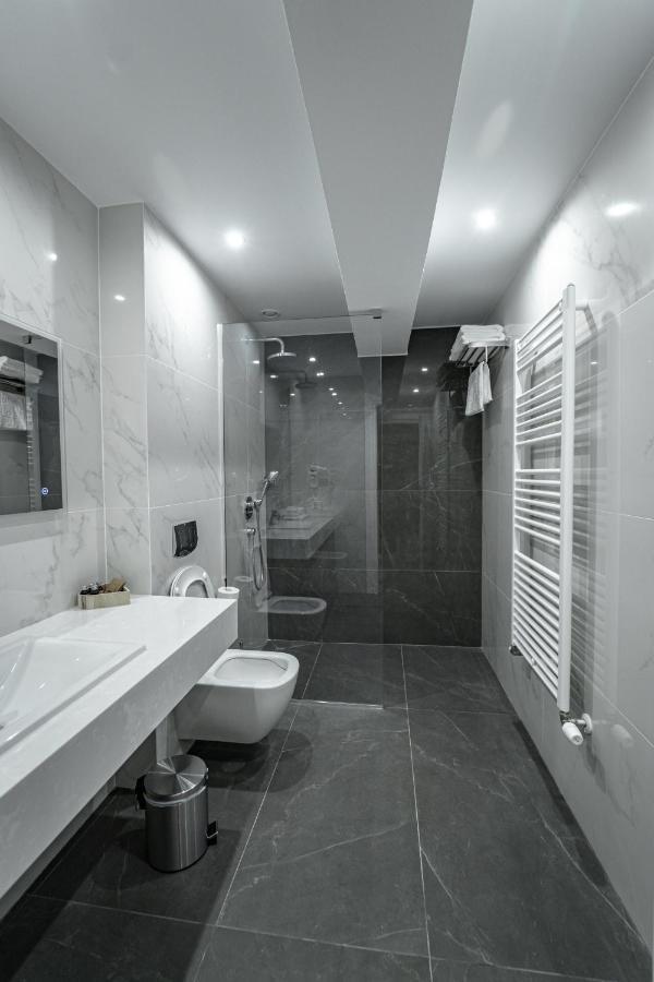 Caprice Complex Hotel Bacau Bagian luar foto