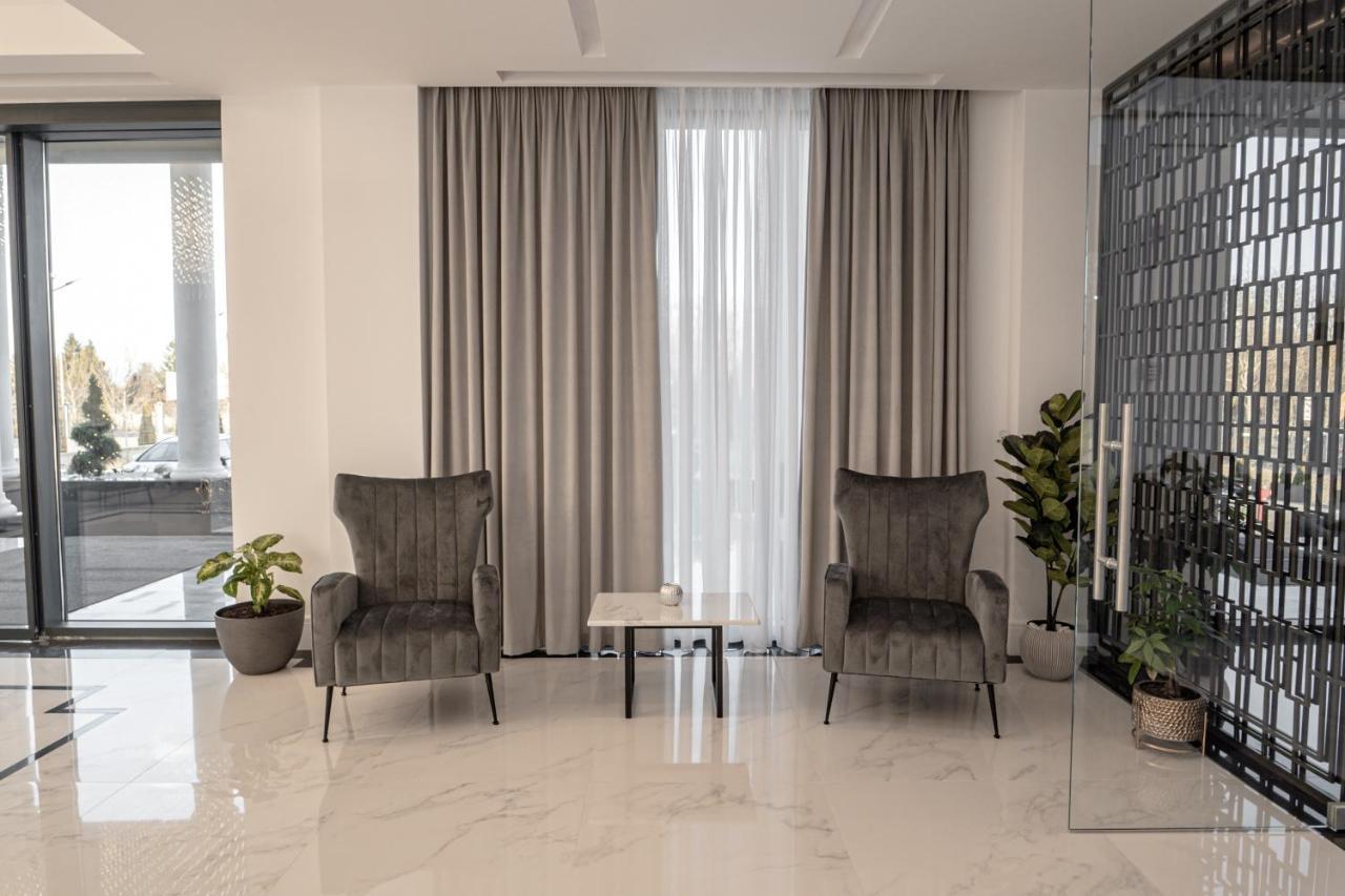 Caprice Complex Hotel Bacau Bagian luar foto