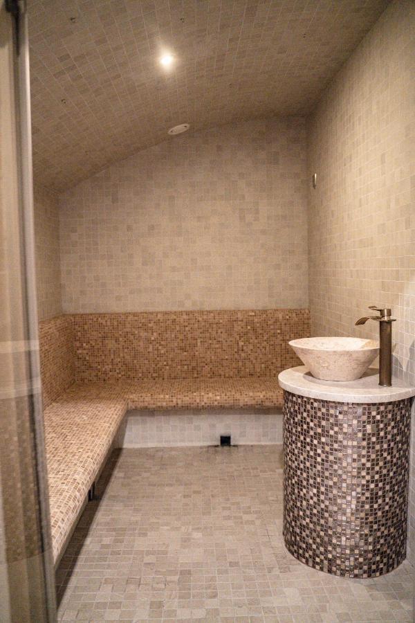 Caprice Complex Hotel Bacau Bagian luar foto