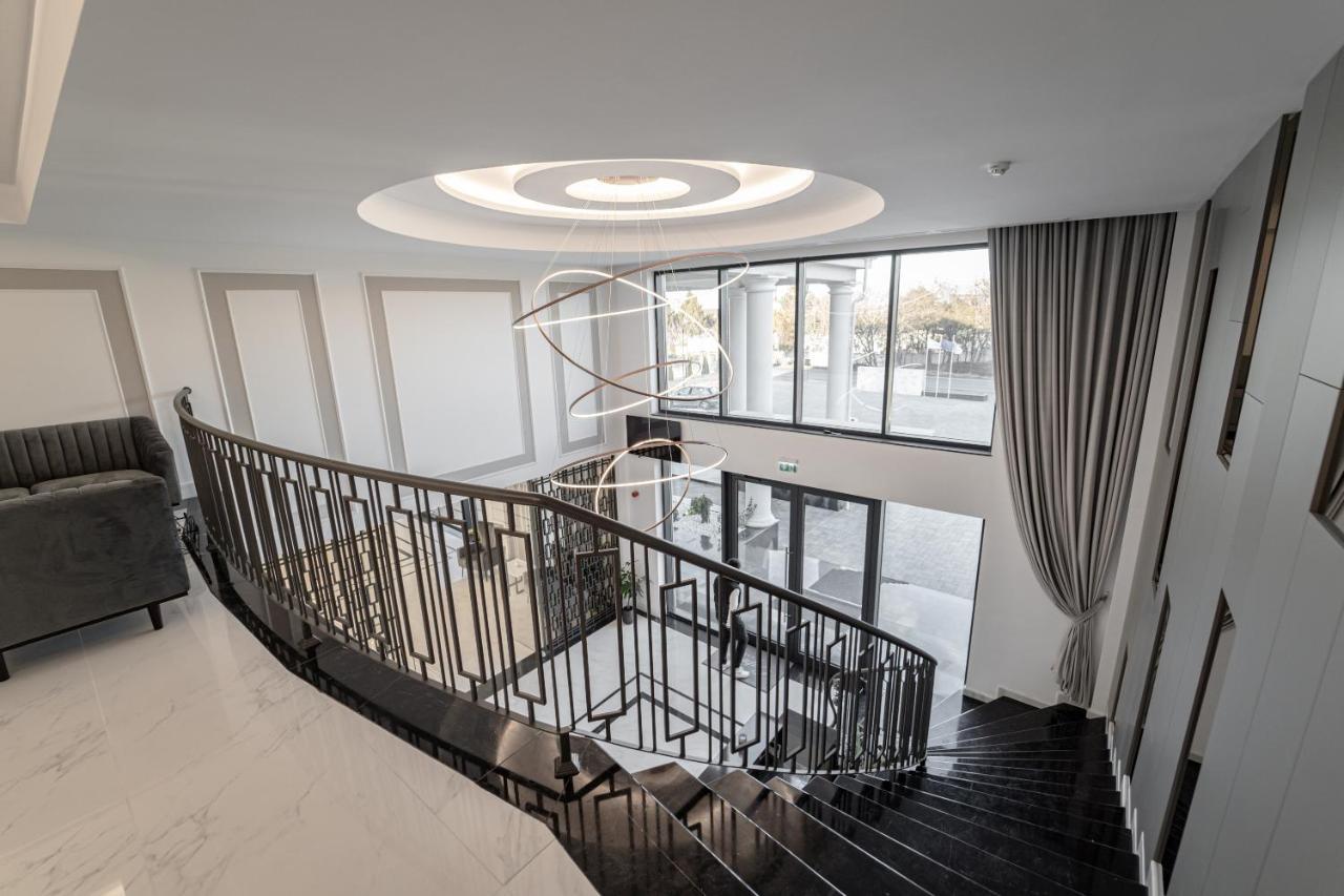 Caprice Complex Hotel Bacau Bagian luar foto